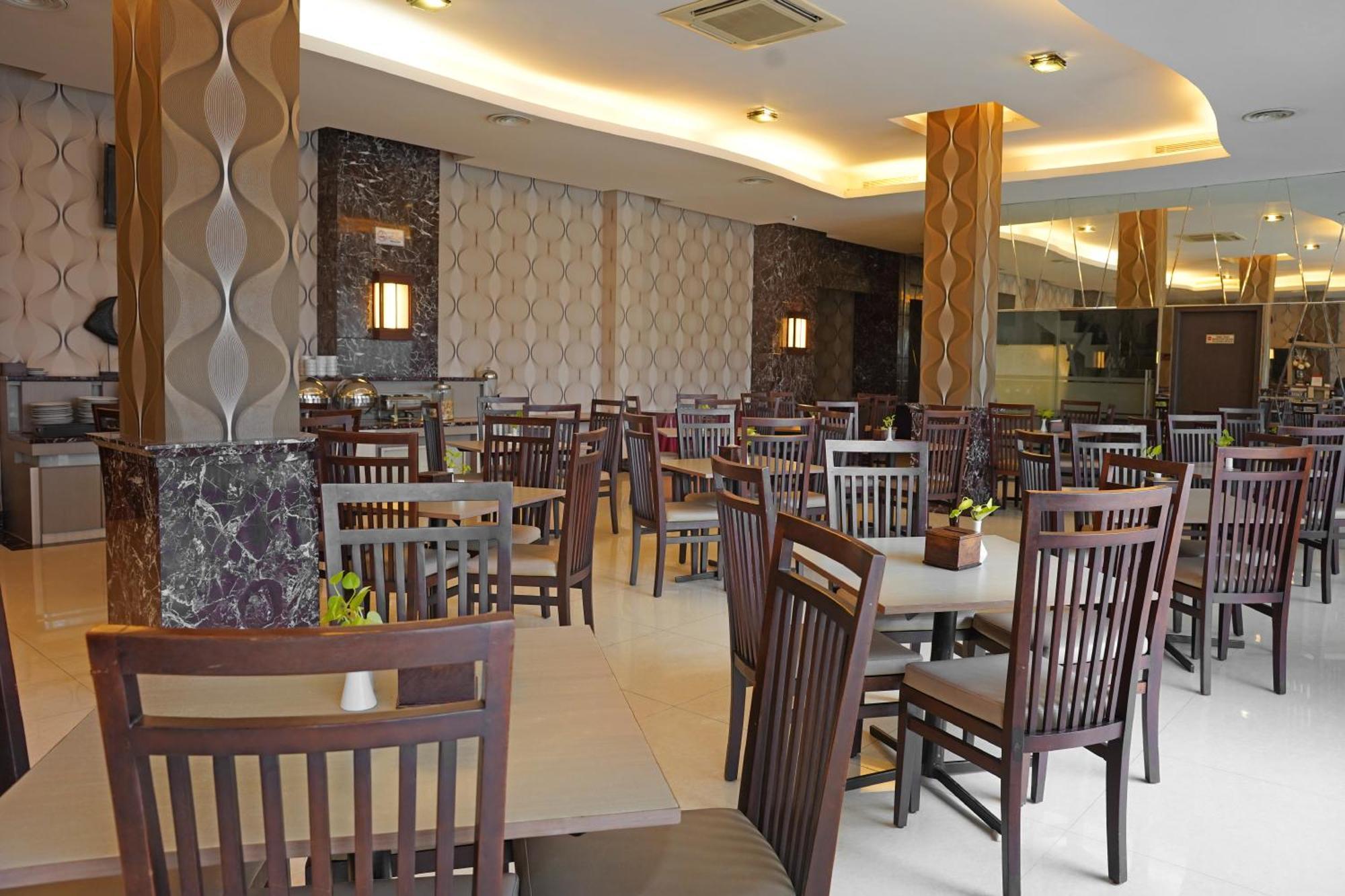 Arinas Hotel 반다르 람풍 외부 사진