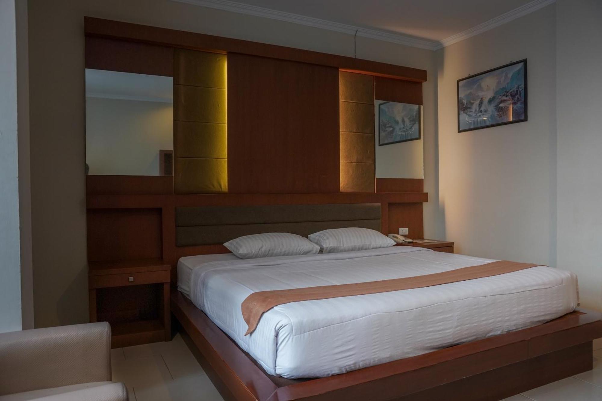 Arinas Hotel 반다르 람풍 외부 사진
